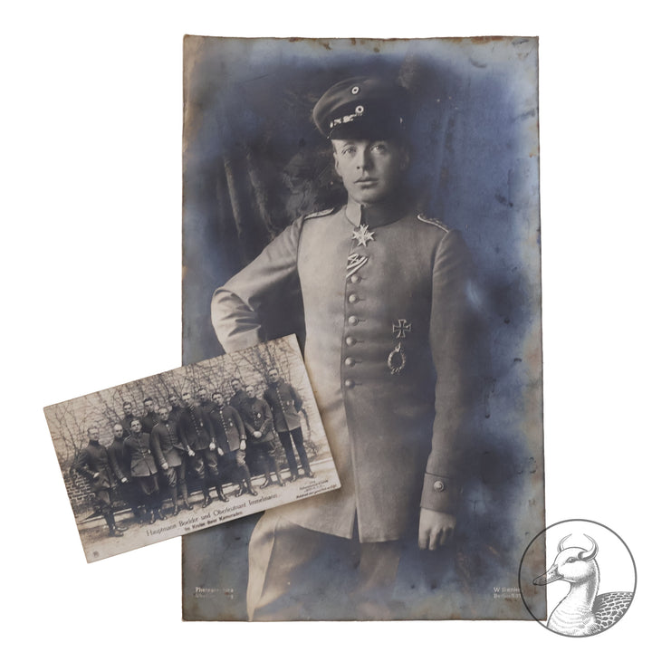 Originales Portrait von Oswald Boelcke Willi Sanke Berlin.

Große Portraitfotografie Hauptmann Boelckes aus der Zeit des 1. Weltkrieges und eine Postkarte die Boelcke zusammen mit Oberleutnant Immelmann im Kreise ihrer Kameraden zeigt. Beide Abbildungen stammen aus Berlin W. Sanke (Photographica und Postkartenvertrieb