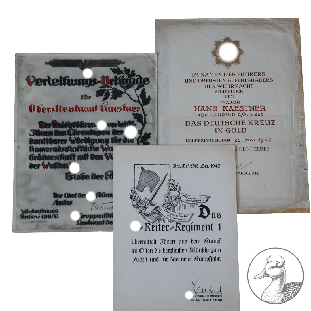 Originale Urkunden aus dem Nachlass von Major Hans Kaestner Kommandeur Artillerie Regiment 256.

Drei extrem seltene Urkunden aus dem Besitz von Hans Kaestner,die das Zusammenarbeiten zwischen Heer und Waffen-SS wiederspiegeln,einemalige Gelegenheit diese seltenen Exponate zu erwerben.

Es handelt sich hierbei um folgende Urkunden:

Große Urkunden zum Deutschen Kreuz in Gold an Major Kaestner&nbsp; 25.5.1942 unterschrieben von Feldmarschall Keitel
Große Verleihungsurkunde für den SS-Ehrendegen von Reichsfüh