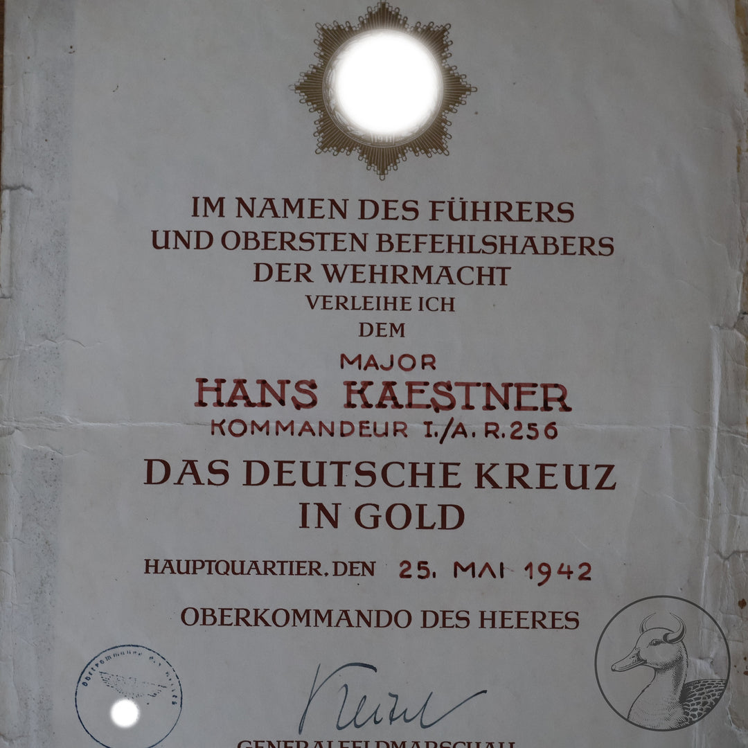 Originale Urkunden aus dem Nachlass von Major Hans Kaestner Kommandeur Artillerie Regiment 256.

Drei extrem seltene Urkunden aus dem Besitz von Hans Kaestner,die das Zusammenarbeiten zwischen Heer und Waffen-SS wiederspiegeln,einemalige Gelegenheit diese seltenen Exponate zu erwerben.

Es handelt sich hierbei um folgende Urkunden:

Große Urkunden zum Deutschen Kreuz in Gold an Major Kaestner&nbsp; 25.5.1942 unterschrieben von Feldmarschall Keitel
Große Verleihungsurkunde für den SS-Ehrendegen von Reichsfüh