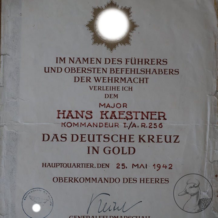 Originale Urkunden aus dem Nachlass von Major Hans Kaestner Kommandeur Artillerie Regiment 256.

Drei extrem seltene Urkunden aus dem Besitz von Hans Kaestner,die das Zusammenarbeiten zwischen Heer und Waffen-SS wiederspiegeln,einemalige Gelegenheit diese seltenen Exponate zu erwerben.

Es handelt sich hierbei um folgende Urkunden:

Große Urkunden zum Deutschen Kreuz in Gold an Major Kaestner&nbsp; 25.5.1942 unterschrieben von Feldmarschall Keitel
Große Verleihungsurkunde für den SS-Ehrendegen von Reichsfüh