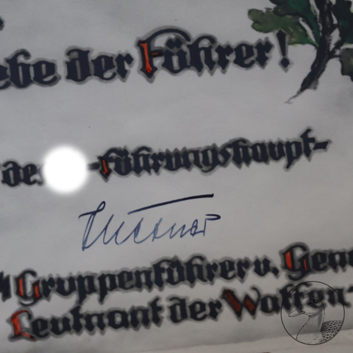 Originale Urkunden aus dem Nachlass von Major Hans Kaestner Kommandeur Artillerie Regiment 256.

Drei extrem seltene Urkunden aus dem Besitz von Hans Kaestner,die das Zusammenarbeiten zwischen Heer und Waffen-SS wiederspiegeln,einemalige Gelegenheit diese seltenen Exponate zu erwerben.

Es handelt sich hierbei um folgende Urkunden:

Große Urkunden zum Deutschen Kreuz in Gold an Major Kaestner&nbsp; 25.5.1942 unterschrieben von Feldmarschall Keitel
Große Verleihungsurkunde für den SS-Ehrendegen von Reichsfüh