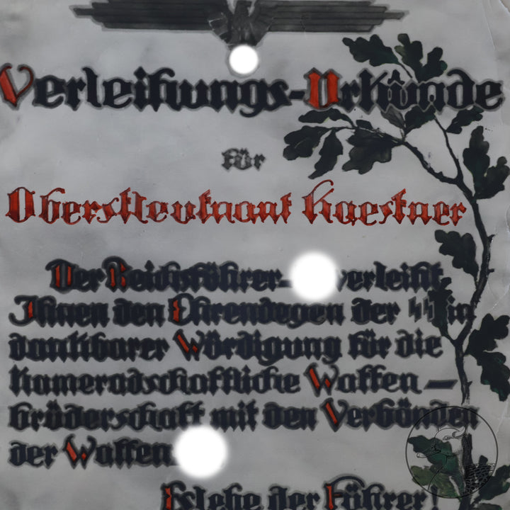 Originale Urkunden aus dem Nachlass von Major Hans Kaestner Kommandeur Artillerie Regiment 256.

Drei extrem seltene Urkunden aus dem Besitz von Hans Kaestner,die das Zusammenarbeiten zwischen Heer und Waffen-SS wiederspiegeln,einemalige Gelegenheit diese seltenen Exponate zu erwerben.

Es handelt sich hierbei um folgende Urkunden:

Große Urkunden zum Deutschen Kreuz in Gold an Major Kaestner&nbsp; 25.5.1942 unterschrieben von Feldmarschall Keitel
Große Verleihungsurkunde für den SS-Ehrendegen von Reichsfüh
