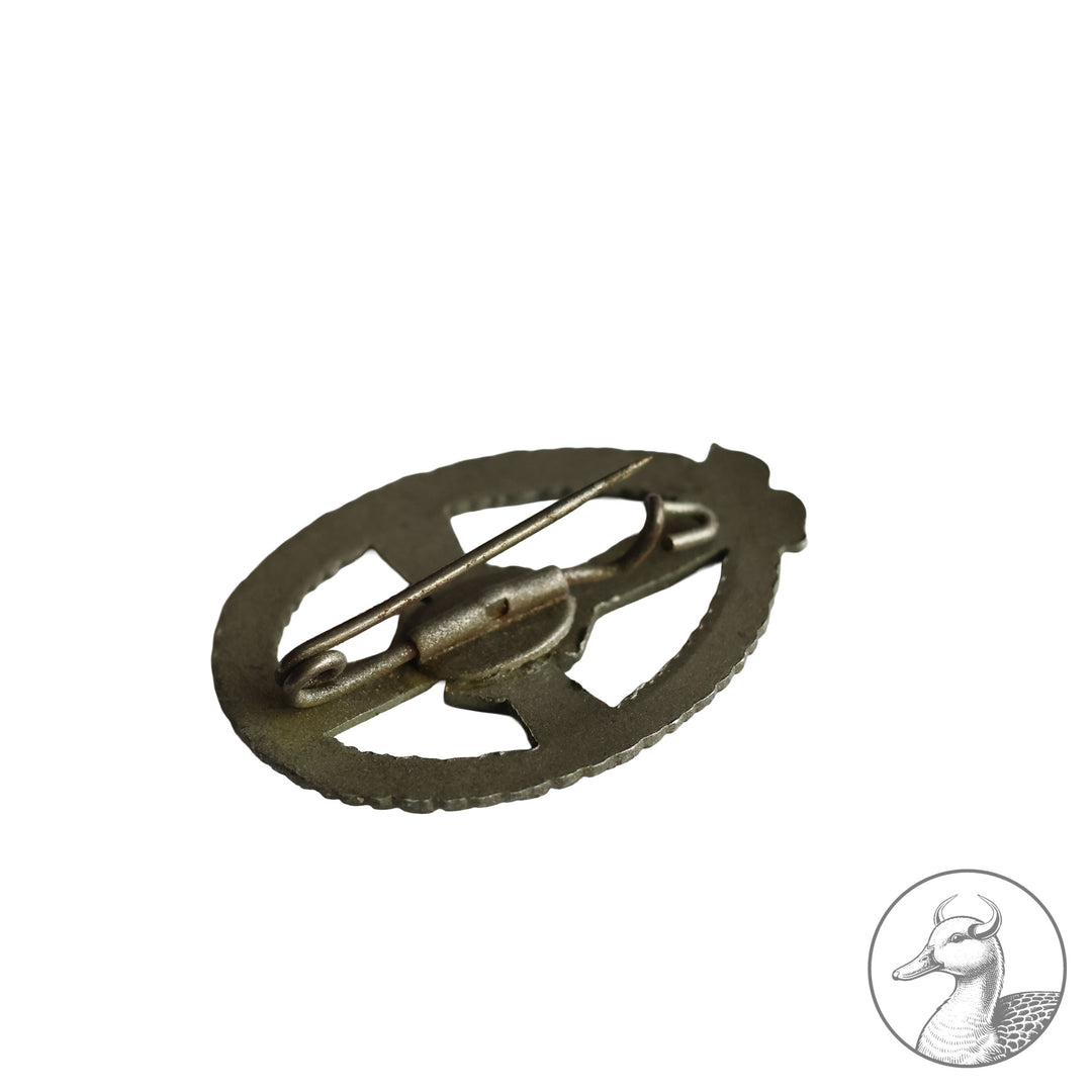 Orden Abzeichen Volksdeutsche Polen an rückseitiger Tragenadel
Hersteller Unbekannt
Material Zink versilbert - hochoval 3,5cm x 2,5cm
Zustand: 2+&nbsp;