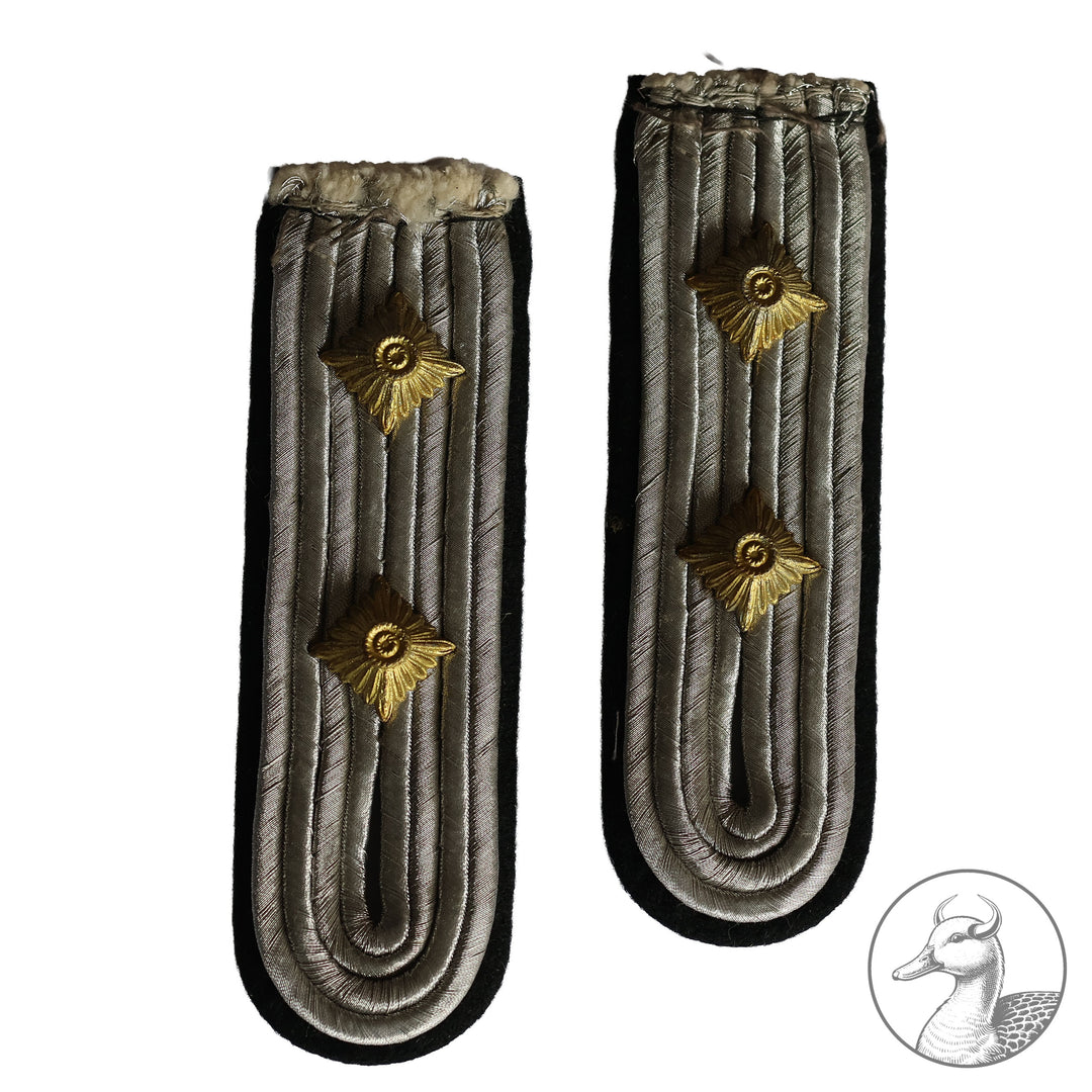 Schulterstücke zum Einnähen für einen Hauptmann der Pioniereinheiten.

Schönes stimmiges Set im guten Zustand.&nbsp;