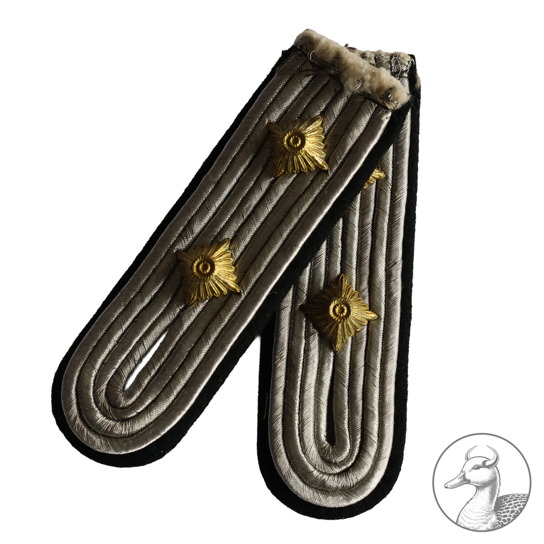 Schulterstücke zum Einnähen für einen Hauptmann der Pioniereinheiten.

Schönes stimmiges Set im guten Zustand.