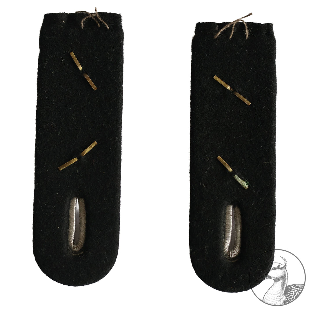 Schulterstücke zum Einnähen für einen Hauptmann der Pioniereinheiten.

Schönes stimmiges Set im guten Zustand.