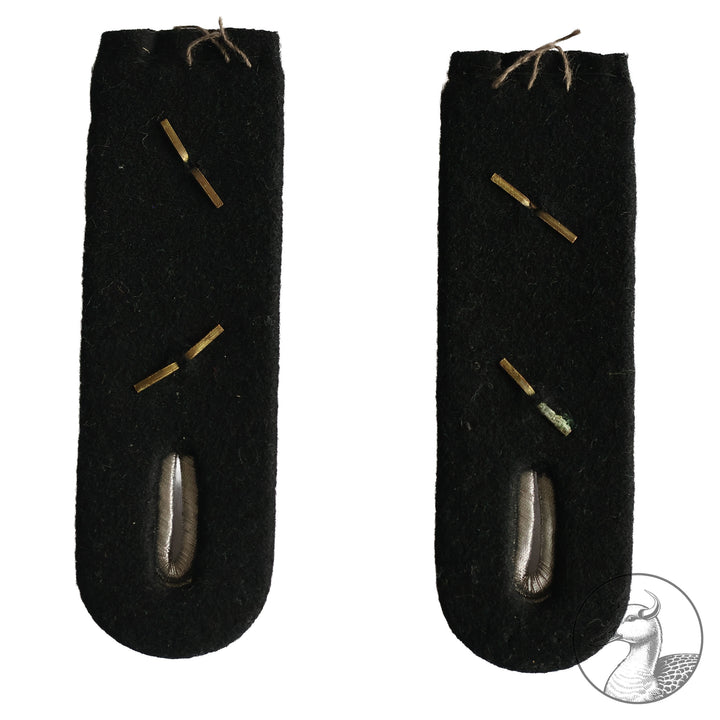 Schulterstücke zum Einnähen für einen Hauptmann der Pioniereinheiten.

Schönes stimmiges Set im guten Zustand.