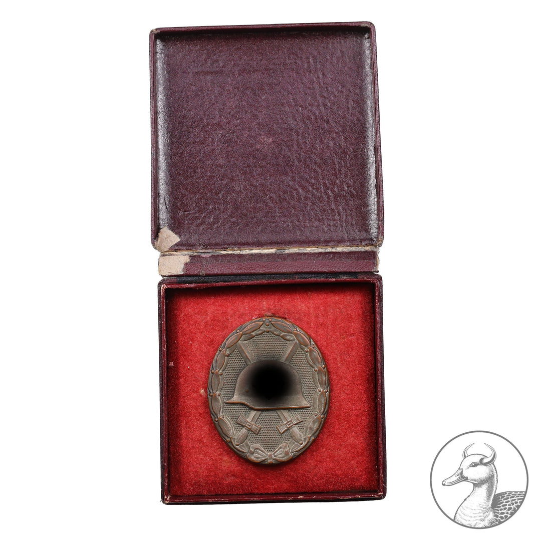 Orden Verwundetenabzeichen Silber im Etui.

Unmarkiertes VWA in Silber im sammelwürdigem Zustand, mit dem dazugehörigem Etui mit rotem Filz. Etui mit Gebrauchsspuren, siehe Bilder.