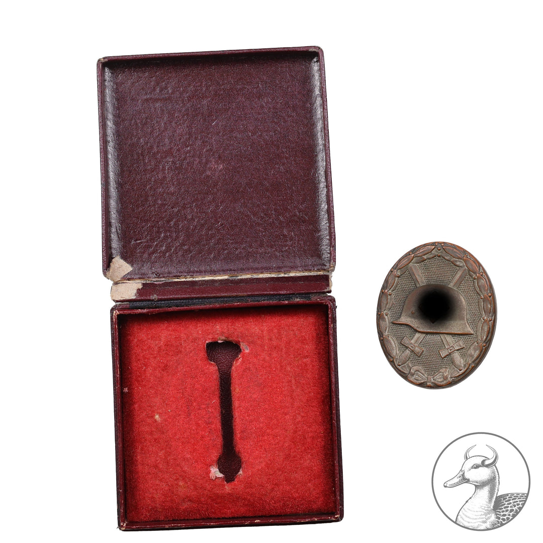 Orden Verwundetenabzeichen Silber im Etui.

Unmarkiertes VWA in Silber im sammelwürdigem Zustand, mit dem dazugehörigem Etui mit rotem Filz. Etui mit Gebrauchsspuren, siehe Bilder.