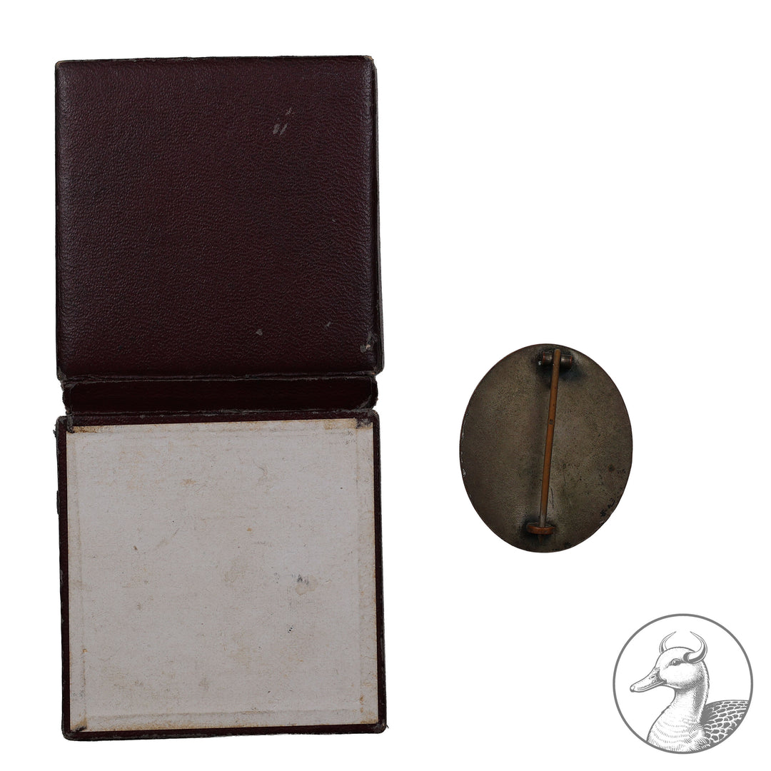 Orden Verwundetenabzeichen Silber im Etui.

Unmarkiertes VWA in Silber im sammelwürdigem Zustand, mit dem dazugehörigem Etui mit rotem Filz. Etui mit Gebrauchsspuren, siehe Bilder.