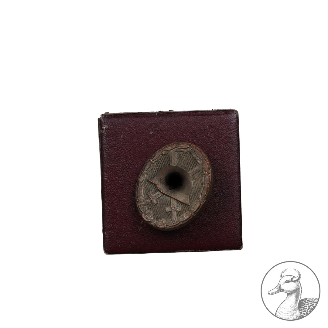 Orden Verwundetenabzeichen Silber im Etui.

Unmarkiertes VWA in Silber im sammelwürdigem Zustand, mit dem dazugehörigem Etui mit rotem Filz. Etui mit Gebrauchsspuren, siehe Bilder.