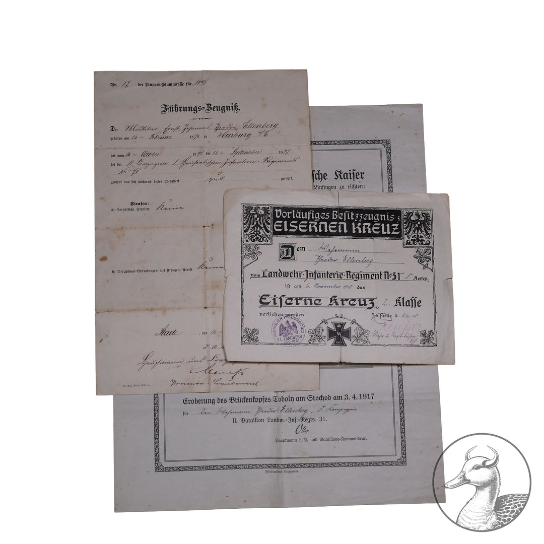 Seltene Gruppe Ostfront Kampf in der Ukraine 1917.

Urkunde zum EK 2 und ein seltenes Erinnerungsblatt über die Einnahme des Brückenkopfes Toboly am Stochod Ukraine, an der das Landwehr Regiment 31 beteiligt war. Dazu noch ein Führungszeugniss des Soldaten.