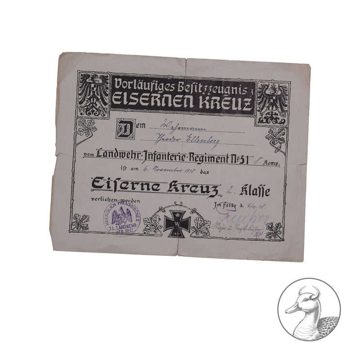 Seltene Gruppe Ostfront Kampf in der Ukraine 1917.

Urkunde zum EK 2 und ein seltenes Erinnerungsblatt über die Einnahme des Brückenkopfes Toboly am Stochod Ukraine, an der das Landwehr Regiment 31 beteiligt war. Dazu noch ein Führungszeugniss des Soldaten.