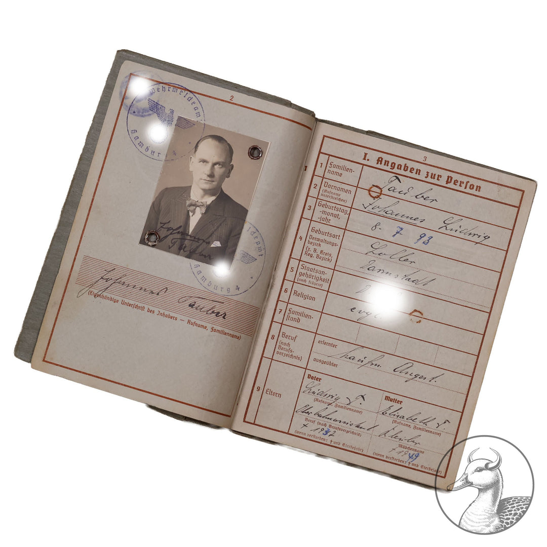 Dokumentengruppe Gruppe des Soldaten Tauber Johannes.

Interessante Gruppe, da Tauber Dienst im Grenzschutz Schlesien tat und dafür mit beiden Schlesischen Adler 1. und zweite Klasse ausgezeichnet wurde. Dazu einige Dokumente und sein Wehrpass.