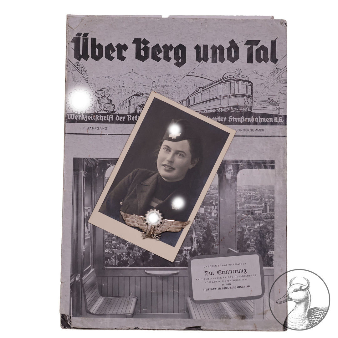Gruppe eines RAD Mädels, die bei der Reichsbahn im Einsatz war . Mützenabzeichen&nbsp; Technischer Dienst elektrisch Buntmetall mit dem seltenen Trägerfoto und einer Werkzeitung der Stuttgarter Straßenbahn AG .