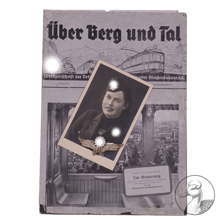 Gruppe eines RAD Mädels, die bei der Reichsbahn im Einsatz war . Mützenabzeichen&nbsp; Technischer Dienst elektrisch Buntmetall mit dem seltenen Trägerfoto und einer Werkzeitung der Stuttgarter Straßenbahn AG .