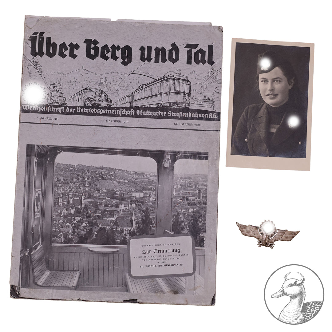 Gruppe eines RAD Mädels, die bei der Reichsbahn im Einsatz war . Mützenabzeichen&nbsp; Technischer Dienst elektrisch Buntmetall mit dem seltenen Trägerfoto und einer Werkzeitung der Stuttgarter Straßenbahn AG .