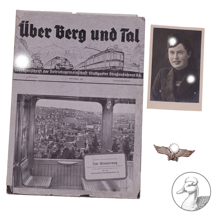 Gruppe eines RAD Mädels, die bei der Reichsbahn im Einsatz war . Mützenabzeichen&nbsp; Technischer Dienst elektrisch Buntmetall mit dem seltenen Trägerfoto und einer Werkzeitung der Stuttgarter Straßenbahn AG .