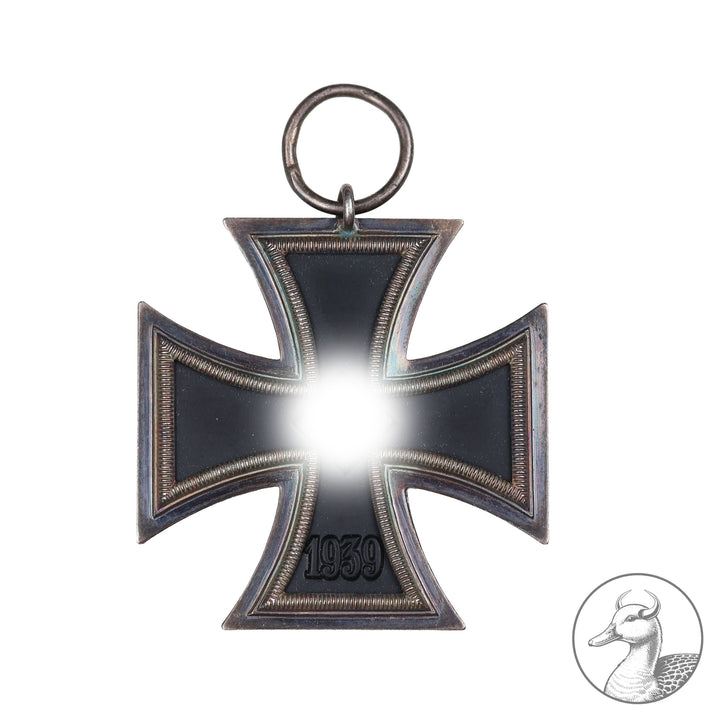 Orden Eisernes Kreuz 2. Klasse EK II 2. Weltkrieg 1939&nbsp;

Authentisches Sammlerstück aus dem Zeitraum des Zweiten Weltkrieges. Eisernes Kreuz zweiter Klasse im gebrauchten aber sammelwürdigem Zustand. Ohne Hersteller.