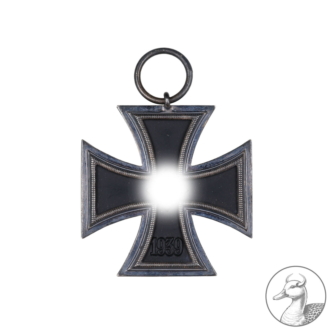 Orden Eisernes Kreuz 2. Klasse EK II 2. Weltkrieg 1939&nbsp;

Authentisches Sammlerstück aus dem Zeitraum des Zweiten Weltkrieges. Eisernes Kreuz zweiter Klasse im gebrauchten aber sammelwürdigem Zustand. Ohne Hersteller.