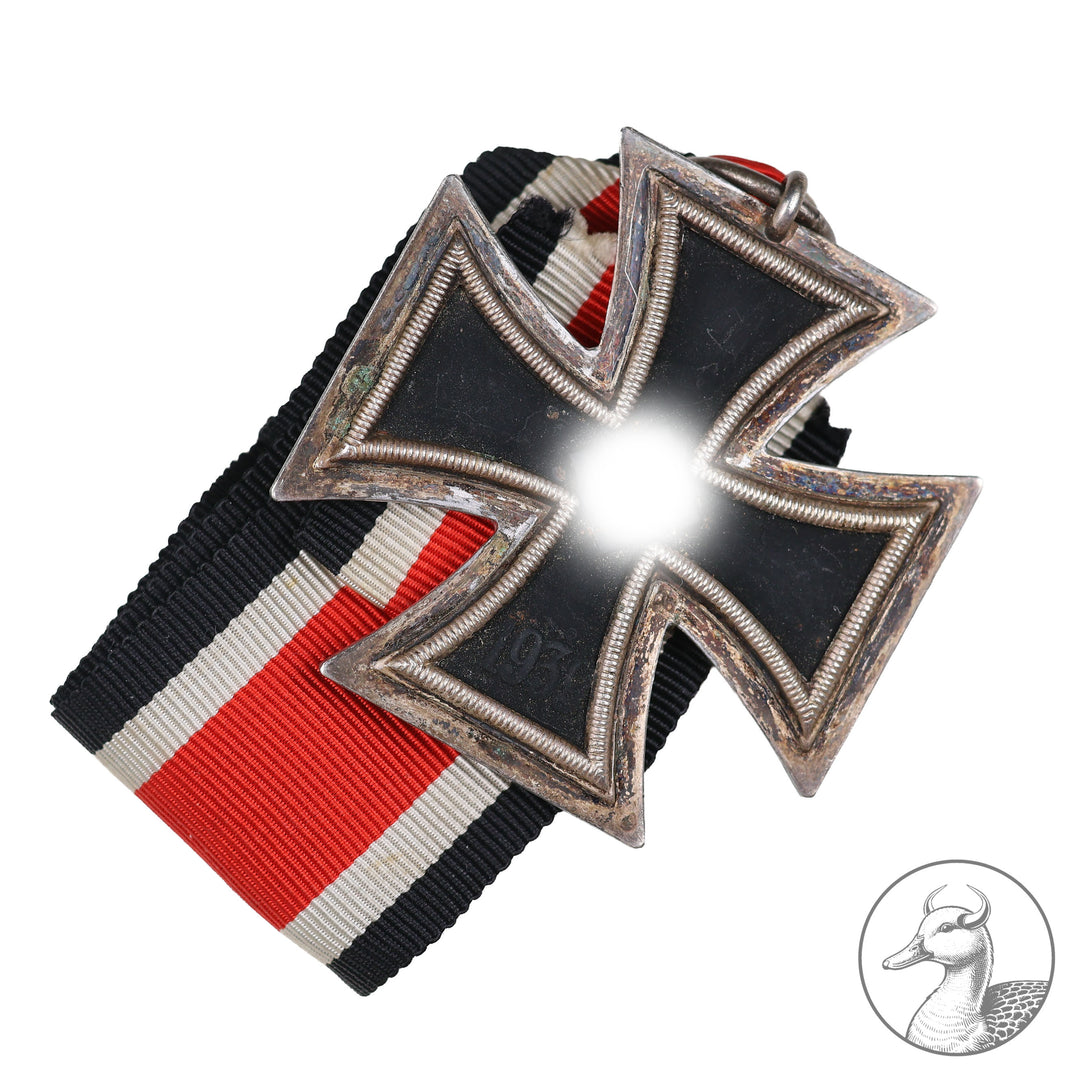 Orden Eisernes Kreuz 2. Klasse EK II 2. Weltkrieg 1939&nbsp;

Authentisches Sammlerstück aus dem Zeitraum des Zweiten Weltkrieges. Eisernes Kreuz zweiter Klasse am Band im gebrauchten aber sammelwürdigem Zustand.&nbsp;