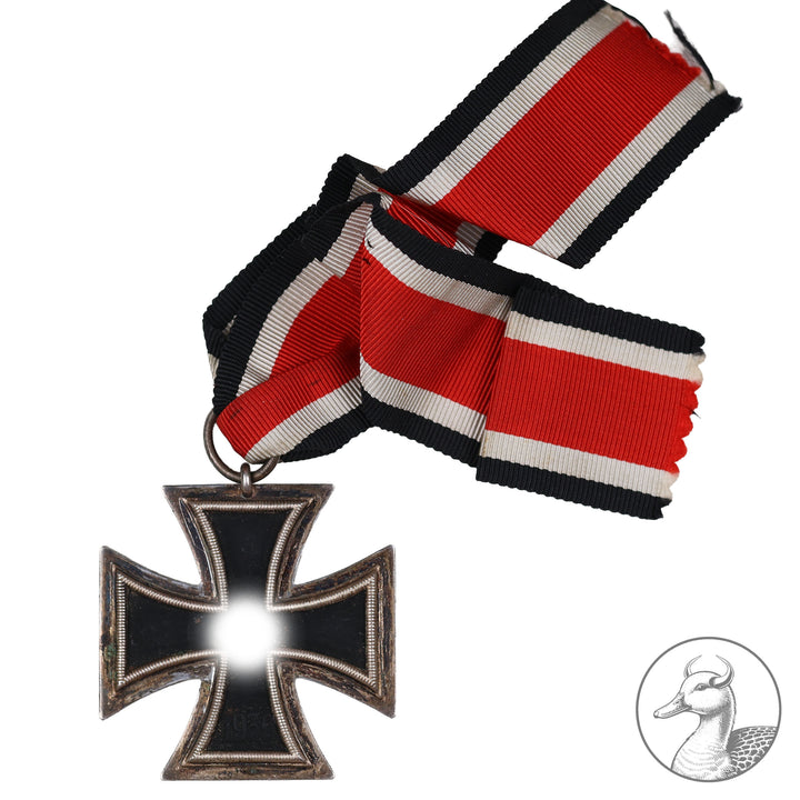 Orden Eisernes Kreuz 2. Klasse EK II 2. Weltkrieg 1939&nbsp;

Authentisches Sammlerstück aus dem Zeitraum des Zweiten Weltkrieges. Eisernes Kreuz zweiter Klasse am Band im gebrauchten aber sammelwürdigem Zustand.&nbsp;