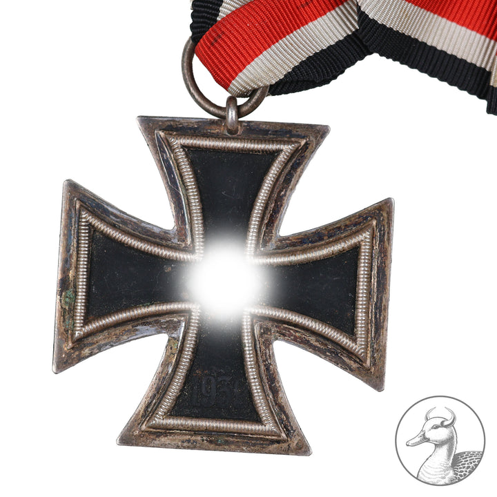 Orden Eisernes Kreuz 2. Klasse EK II 2. Weltkrieg 1939&nbsp;

Authentisches Sammlerstück aus dem Zeitraum des Zweiten Weltkrieges. Eisernes Kreuz zweiter Klasse am Band im gebrauchten aber sammelwürdigem Zustand.&nbsp;
