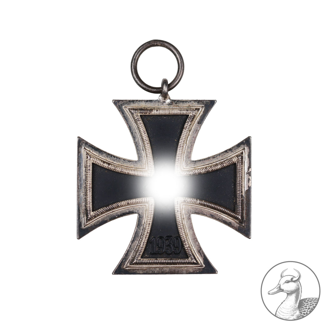 Orden Eisernes Kreuz 2. Klasse EK II 2. Weltkrieg 1939&nbsp;

Authentisches Sammlerstück aus dem Zeitraum des Zweiten Weltkrieges. Eisernes Kreuz zweiter Klasse im gebrauchten aber sammelwürdigem Zustand.