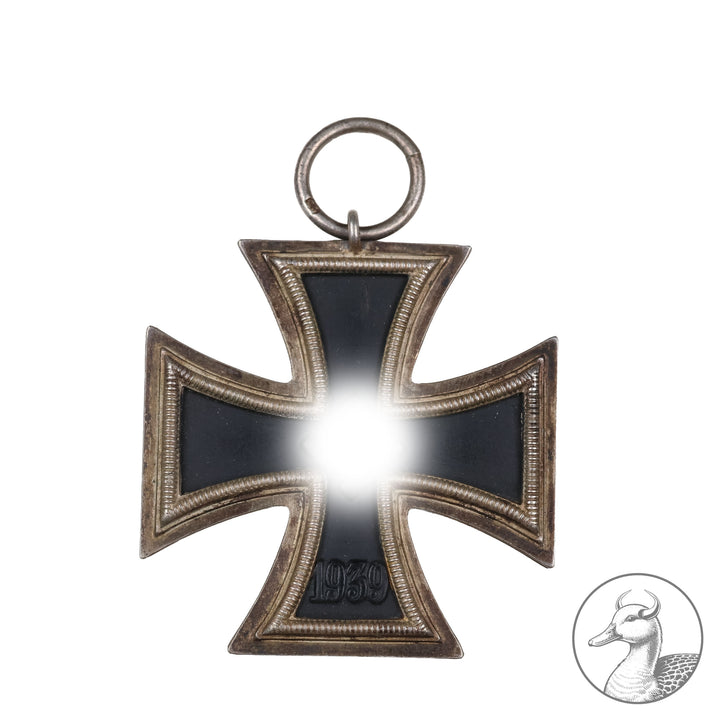 Orden Eisernes Kreuz 2. Klasse EK II 2. Weltkrieg 1939

Authentisches Sammlerstück aus dem Zeitraum des Zweiten Weltkrieges. Eisernes Kreuz zweiter Klasse vom Hersteller J.E.Hammer und Söhne aus Geringswalde im guten sammelwürdigem Zustand. Siehe Bilder.