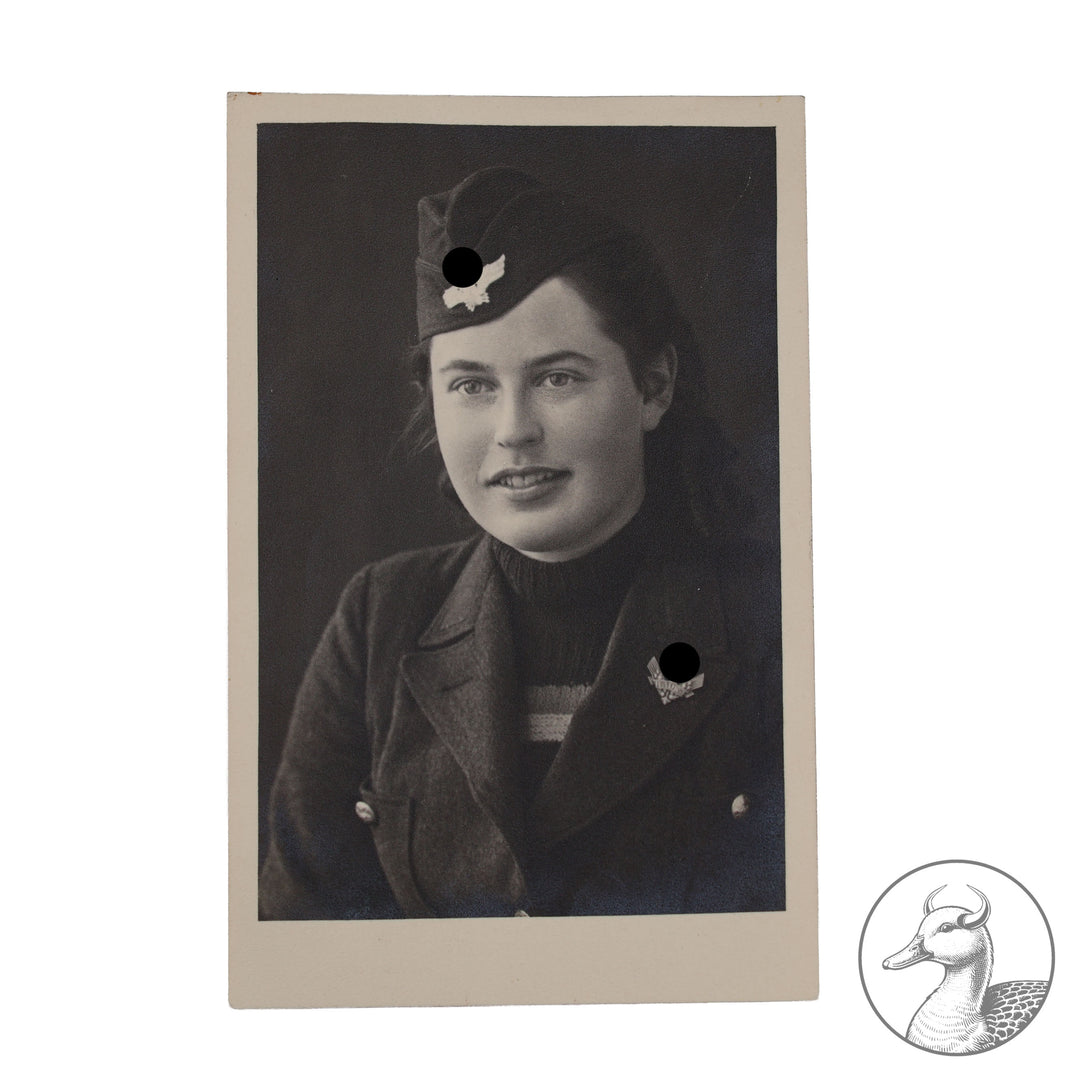 Gruppe eines RAD Mädels, die bei der Reichsbahn im Einsatz war . Mützenabzeichen&nbsp; Technischer Dienst elektrisch Buntmetall mit dem seltenen Trägerfoto und einer Werkzeitung der Stuttgarter Straßenbahn AG .