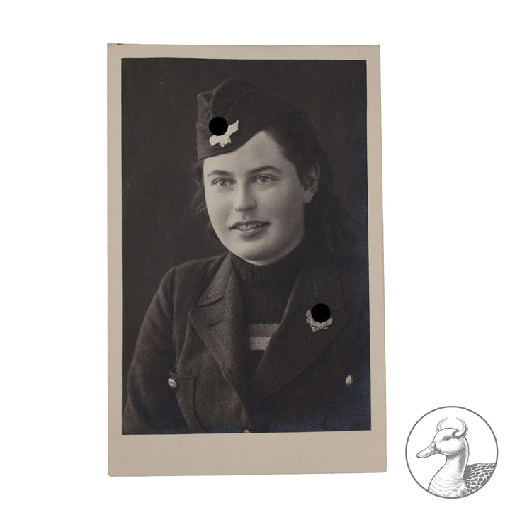 Gruppe eines RAD Mädels, die bei der Reichsbahn im Einsatz war . Mützenabzeichen&nbsp; Technischer Dienst elektrisch Buntmetall mit dem seltenen Trägerfoto und einer Werkzeitung der Stuttgarter Straßenbahn AG .