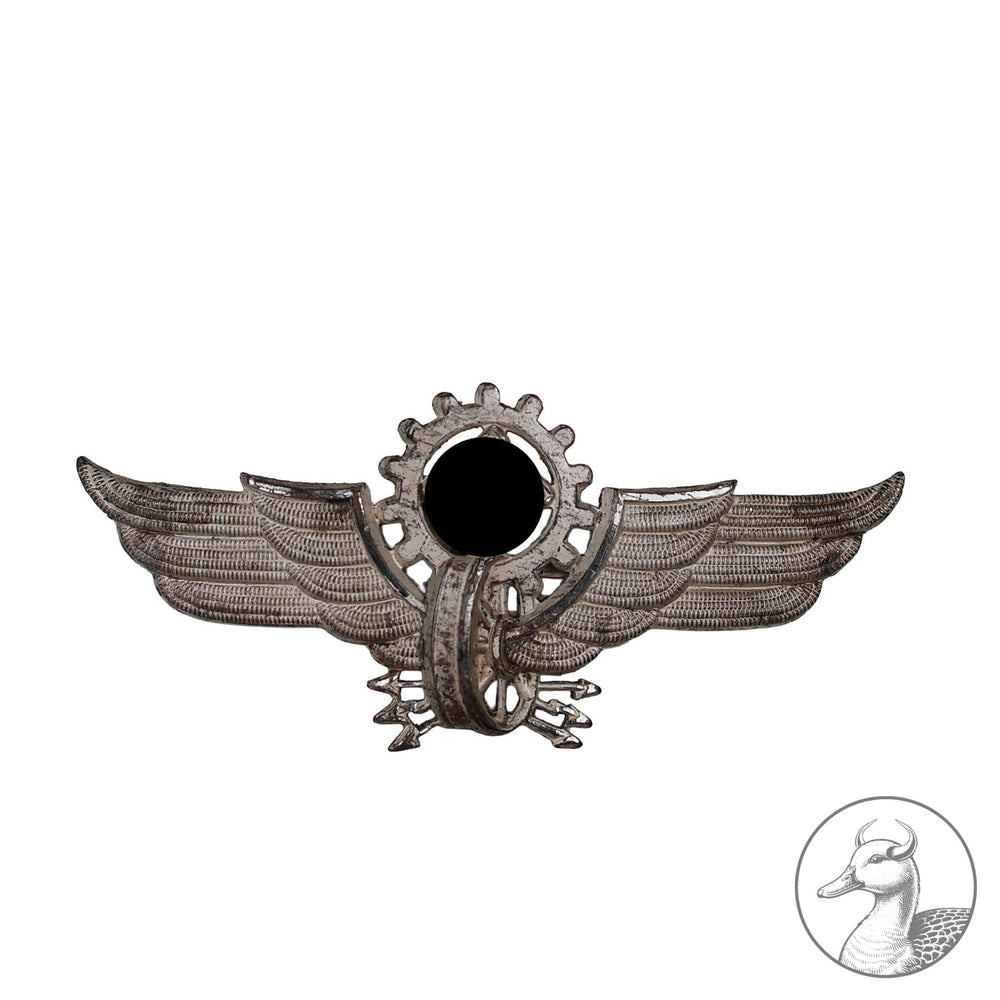 Gruppe eines RAD Mädels, die bei der Reichsbahn im Einsatz war . Mützenabzeichen&nbsp; Technischer Dienst elektrisch Buntmetall mit dem seltenen Trägerfoto und einer Werkzeitung der Stuttgarter Straßenbahn AG .