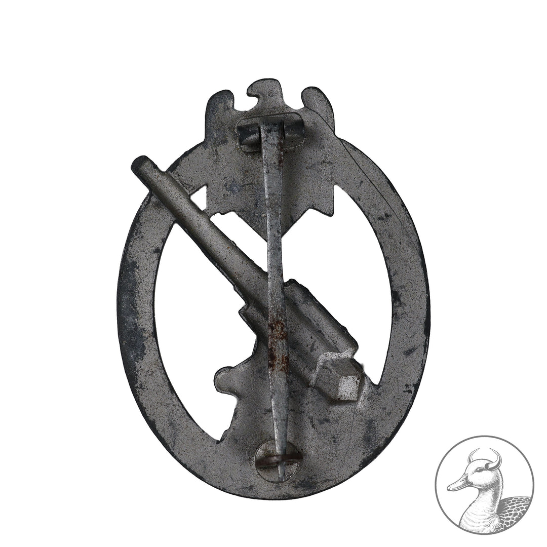 Abzeichen der Heeres-Flak-Artillerie&nbsp;

Militärisches Kampfabzeichen der deutschen Wehrmacht im Zweiten Weltkrieg, verliehen an Mitglieder der Heeres-Flak-Artillerie. Feinzink halbvoll. Sehr seltene Feinzinkausführung unmarkiert vom Hersteller Förster und Barth Pforzheim, mit bauchiger Nadel

Produktdetails:

Orden &nbsp;Heeres-Flak-Abzeichen&nbsp;
Hersteller Förster und Barth Pforzheim
Zustand&nbsp; im guten Zustand