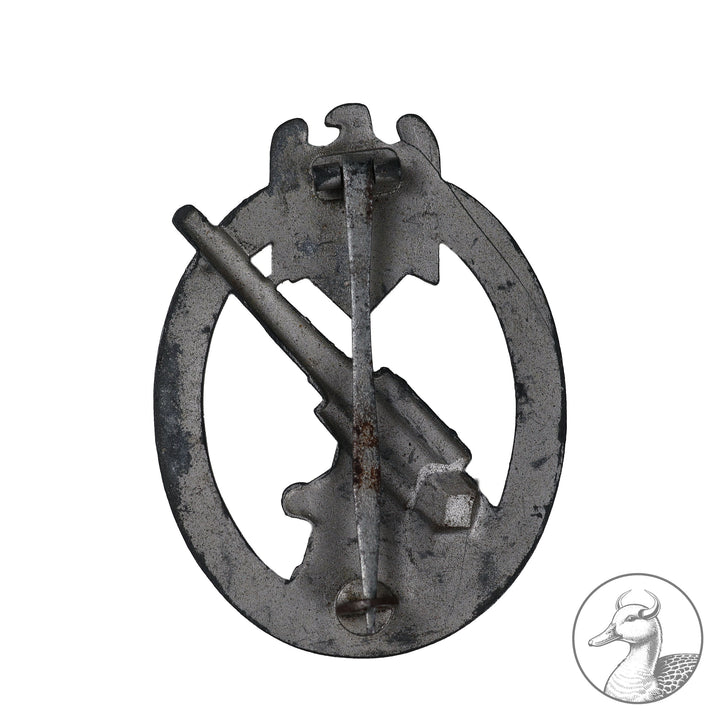 Abzeichen der Heeres-Flak-Artillerie&nbsp;

Militärisches Kampfabzeichen der deutschen Wehrmacht im Zweiten Weltkrieg, verliehen an Mitglieder der Heeres-Flak-Artillerie. Feinzink halbvoll. Sehr seltene Feinzinkausführung unmarkiert vom Hersteller Förster und Barth Pforzheim, mit bauchiger Nadel

Produktdetails:

Orden &nbsp;Heeres-Flak-Abzeichen&nbsp;
Hersteller Förster und Barth Pforzheim
Zustand&nbsp; im guten Zustand
