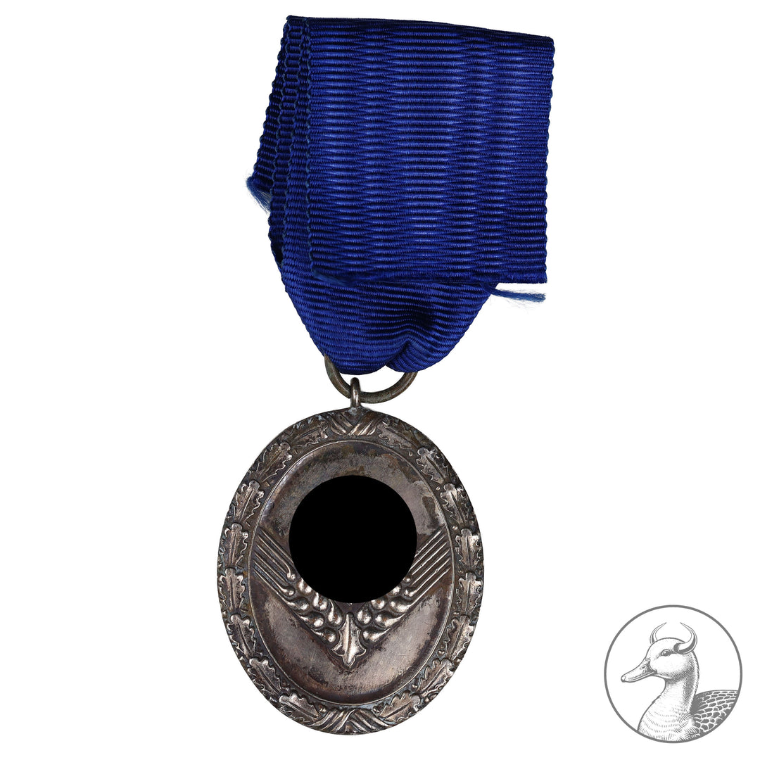 Dienstauszeichnung des Reichsarbeitsdiensts für Weibliche Angehörige am Band&nbsp;

Dienstauszeichnung des Reichsarbeitsdiensts für weibliche Angehörigen des Reichsarbeitsdienstes. 2. Stufe am blauen Band im gebrauchtem Zustand