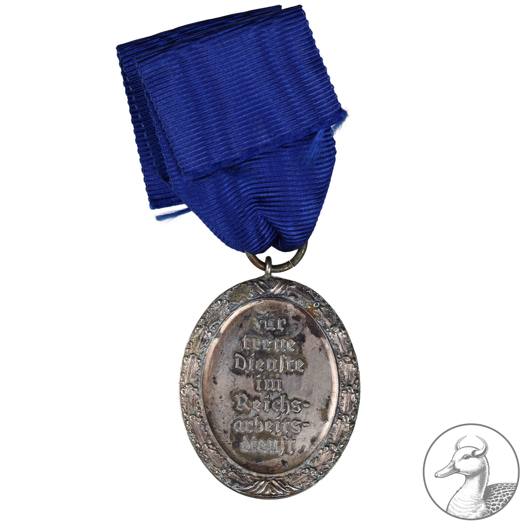 Dienstauszeichnung des Reichsarbeitsdiensts für Weibliche Angehörige am Band&nbsp;

Dienstauszeichnung des Reichsarbeitsdiensts für weibliche Angehörigen des Reichsarbeitsdienstes. 2. Stufe am blauen Band im gebrauchtem Zustand