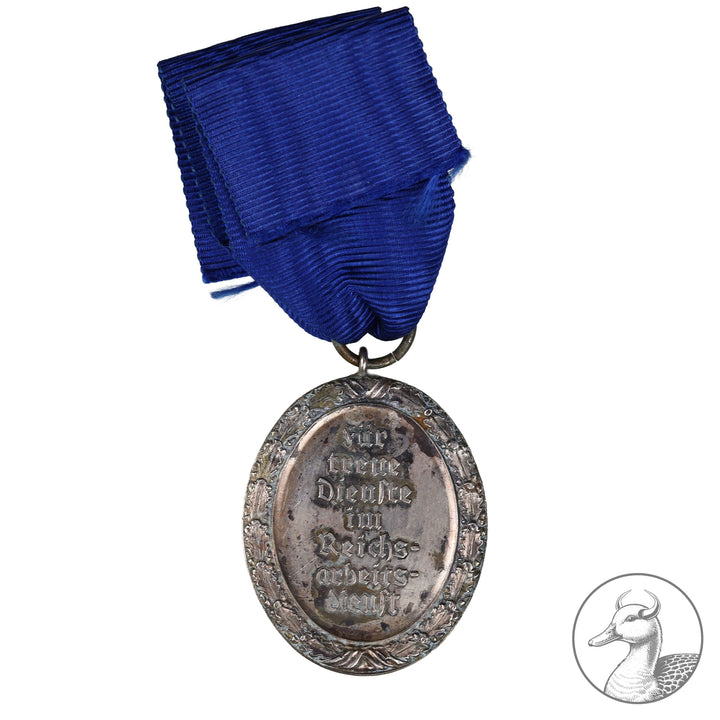 Dienstauszeichnung des Reichsarbeitsdiensts für Weibliche Angehörige am Band&nbsp;

Dienstauszeichnung des Reichsarbeitsdiensts für weibliche Angehörigen des Reichsarbeitsdienstes. 2. Stufe am blauen Band im gebrauchtem Zustand