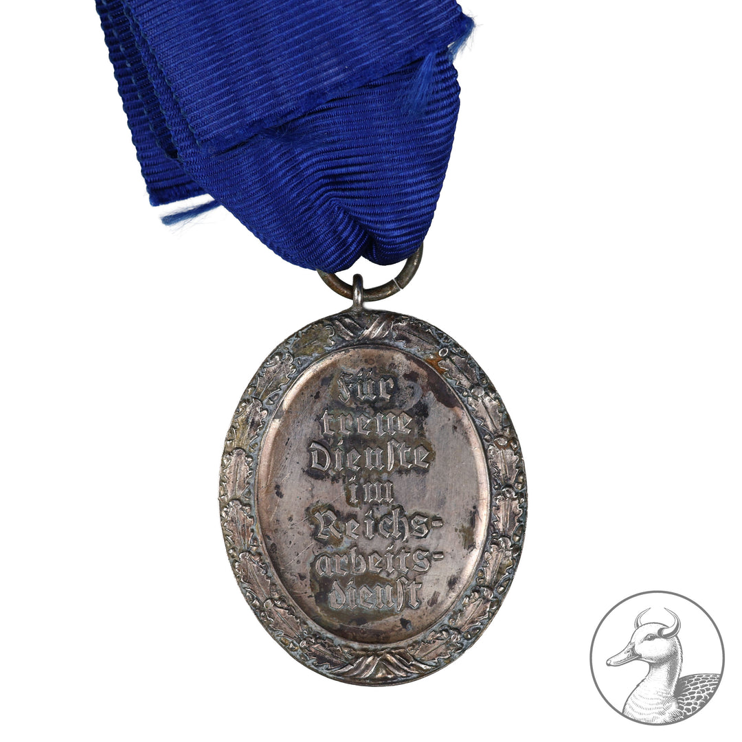 Dienstauszeichnung des Reichsarbeitsdiensts für Weibliche Angehörige am Band&nbsp;

Dienstauszeichnung des Reichsarbeitsdiensts für weibliche Angehörigen des Reichsarbeitsdienstes. 2. Stufe am blauen Band im gebrauchtem Zustand