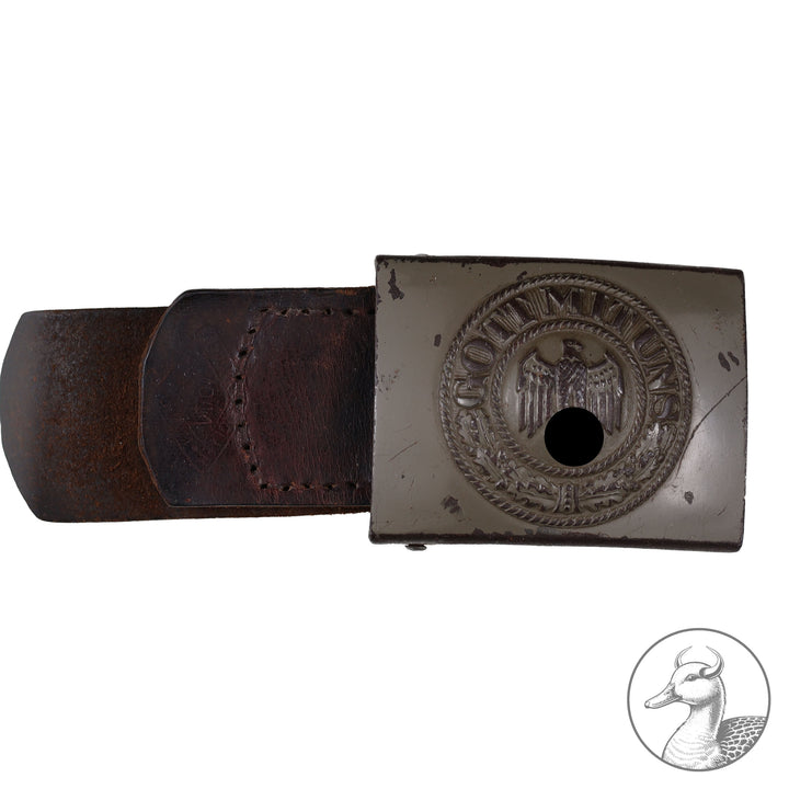 Originales Wehrmacht Koppelschloss "Gott mit uns" mit Lederzunge geprägt Hermann Knöller 1941

Koppelschloss der Wehrmacht mit geprägter Lederzunge. Großteil der Lackierung erhalten.