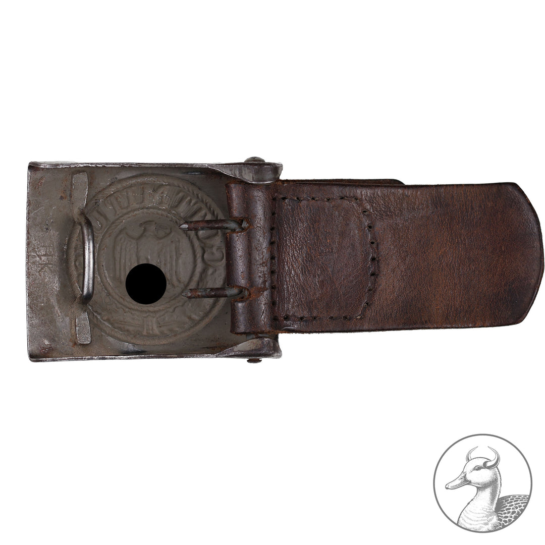 Originales Wehrmacht Koppelschloss "Gott mit uns" mit Lederzunge geprägt Hermann Knöller 1941

Koppelschloss der Wehrmacht mit geprägter Lederzunge. Großteil der Lackierung erhalten.