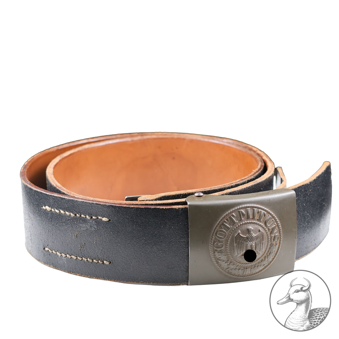 Wehrmacht Koppelschloss "Gott mit uns" am Koppel&nbsp;

Koppelschloss der Wehrmacht des Herstellers Noelle und Hueck 1941 im sehr gutem Zustand mit fast vollständig erhaltener Lackierung am dazugehörigem Koppel Länge 100.Ein wirklich schönes Stück in sehr guter Erhaltung.