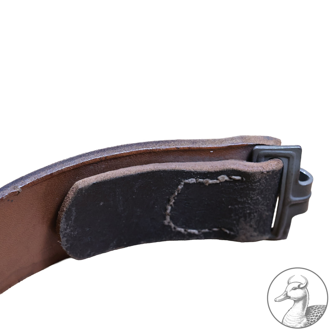 Wehrmacht Koppelschloss "Gott mit uns" am Koppel&nbsp;

Koppelschloss der Wehrmacht des Herstellers Noelle und Hueck 1941 im sehr gutem Zustand mit fast vollständig erhaltener Lackierung am dazugehörigem Koppel Länge 100.Ein wirklich schönes Stück in sehr guter Erhaltung.