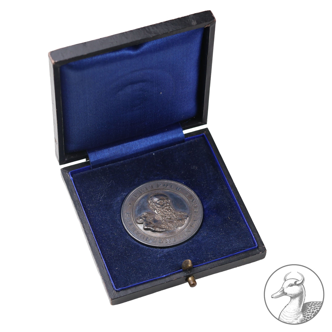 Schießpreis Bayern 1903 im Etui Lechfeld

Silbermedaille, gestiftet vom Prinzregent Luitpold für gute Schießleistungen 1903 im dazugehörigen Etui ausgelegt, mit blauem Samt im guten Zustand.