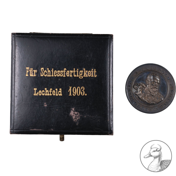 Schießpreis Bayern 1903 im Etui Lechfeld

Silbermedaille, gestiftet vom Prinzregent Luitpold für gute Schießleistungen 1903 im dazugehörigen Etui ausgelegt, mit blauem Samt im guten Zustand.