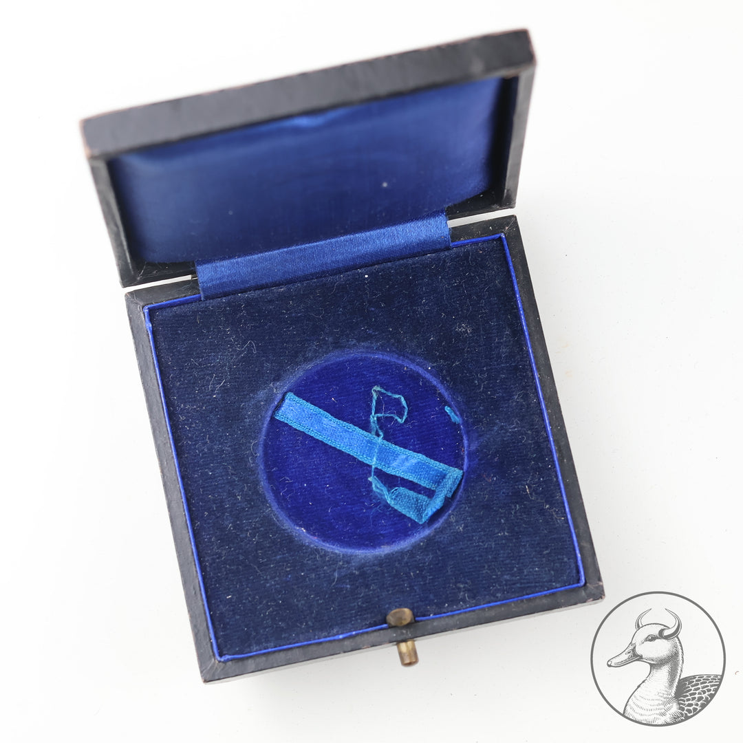 Schießpreis Bayern 1903 im Etui Lechfeld

Silbermedaille, gestiftet vom Prinzregent Luitpold für gute Schießleistungen 1903 im dazugehörigen Etui ausgelegt, mit blauem Samt im guten Zustand.