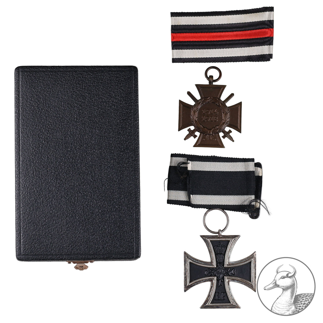 Eisernes Kreuz 2. Klasse 1914 und Ehrenkreuz für Frontkämpfer mit Band im Etui.

Sehr schönes Original Set eines Eisernen Kreuzes 2. Klasse und dem Frontkämpfer Ehrenkreuz des 1. Weltkrieges 1914-1918. Beide Auszeichnungen mit Band im guten Zustand im zeitgenössischen Etui. Das Etui ebenfalls im sehr guten Zustand mit rotem Samt.