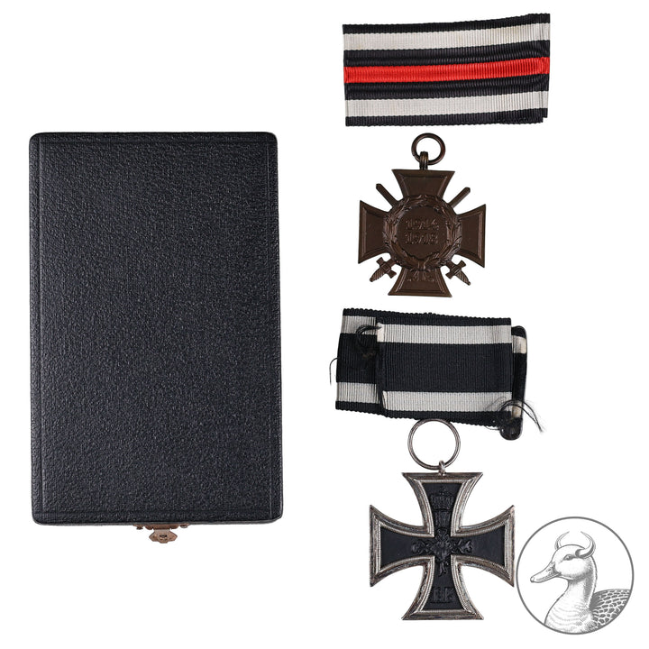 Eisernes Kreuz 2. Klasse 1914 und Ehrenkreuz für Frontkämpfer mit Band im Etui.

Sehr schönes Original Set eines Eisernen Kreuzes 2. Klasse und dem Frontkämpfer Ehrenkreuz des 1. Weltkrieges 1914-1918. Beide Auszeichnungen mit Band im guten Zustand im zeitgenössischen Etui. Das Etui ebenfalls im sehr guten Zustand mit rotem Samt.