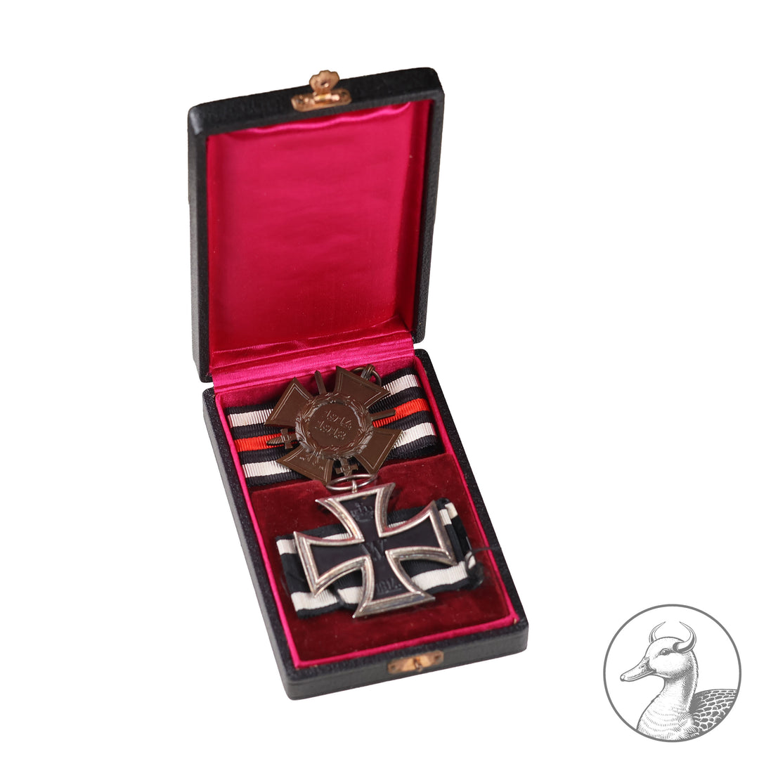 Eisernes Kreuz 2. Klasse 1914 und Ehrenkreuz für Frontkämpfer mit Band im Etui.

Sehr schönes Original Set eines Eisernen Kreuzes 2. Klasse und dem Frontkämpfer Ehrenkreuz des 1. Weltkrieges 1914-1918. Beide Auszeichnungen mit Band im guten Zustand im zeitgenössischen Etui. Das Etui ebenfalls im sehr guten Zustand mit rotem Samt.