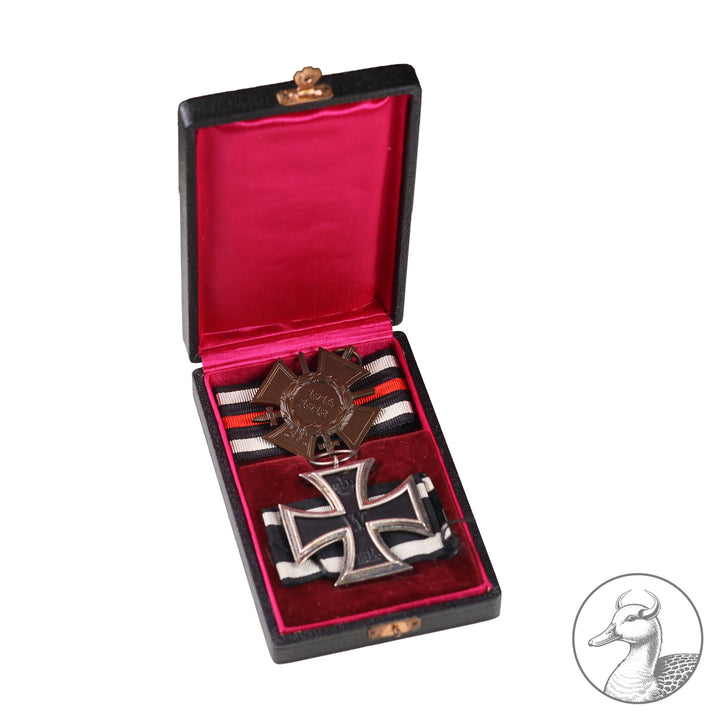 Eisernes Kreuz 2. Klasse 1914 und Ehrenkreuz für Frontkämpfer mit Band im Etui.

Sehr schönes Original Set eines Eisernen Kreuzes 2. Klasse und dem Frontkämpfer Ehrenkreuz des 1. Weltkrieges 1914-1918. Beide Auszeichnungen mit Band im guten Zustand im zeitgenössischen Etui. Das Etui ebenfalls im sehr guten Zustand mit rotem Samt.