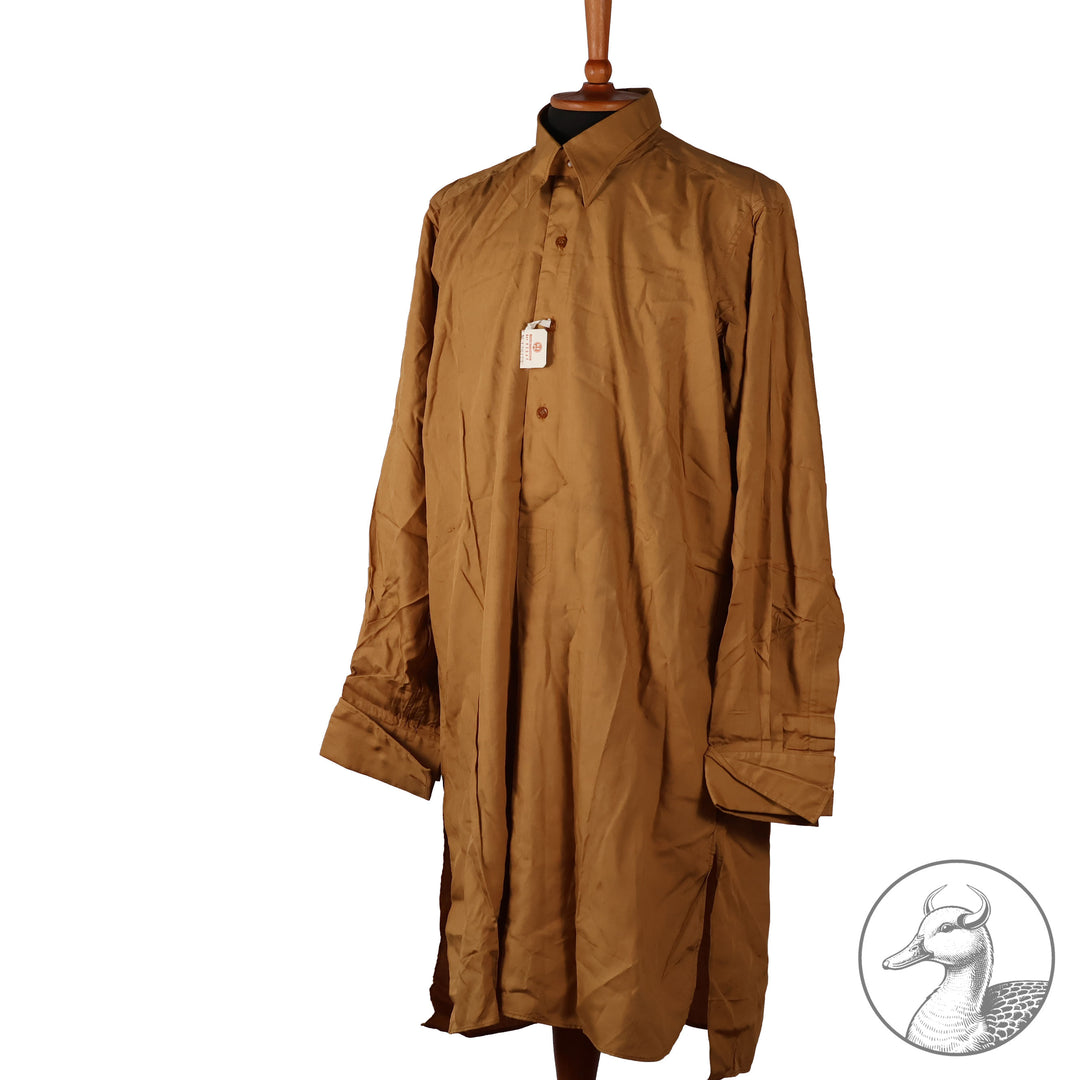 Originales Braunhemd der Partei NSDAP mit Wechselkragen

Hemd aus feiner Baumwolle und knöpfbarem Wechselkragen.
Mit RZM-Etikett "RZM Reichszeugmeisterei der NSDAP" und altem Preisschild RM: 10,96
Das Braunhemd wurde als Diensthemd unter dem Dienstrock getragen.